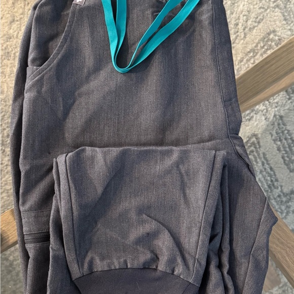 Figs Graphite Gray Scrub Set - Picture 2 of 3